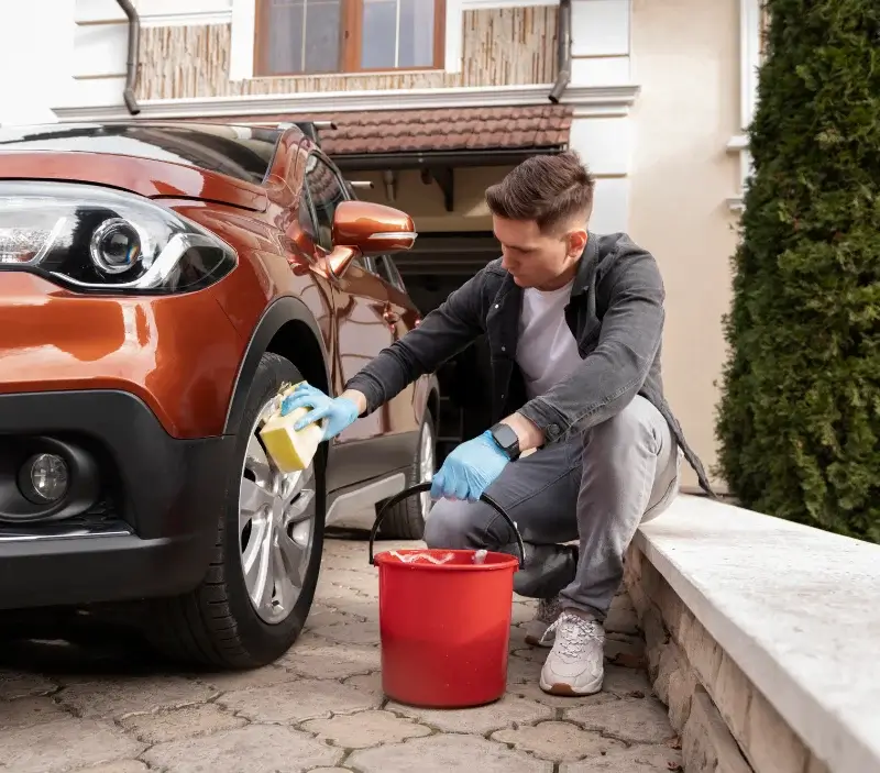Lavage auto à domicile Beaune-d'Allier : professionnel intervenant sur un véhicule